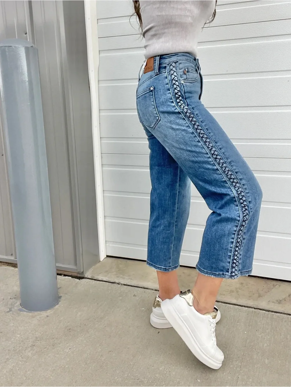 Judy Blue Chloe Braided Accent Wide Leg Crop Jeans Size 3/26 - Picture 2 of 4